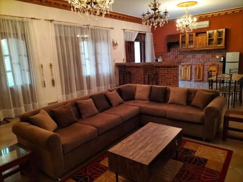 a living room with a brown couch and a table at Elisabeth manuel miguel in Belas