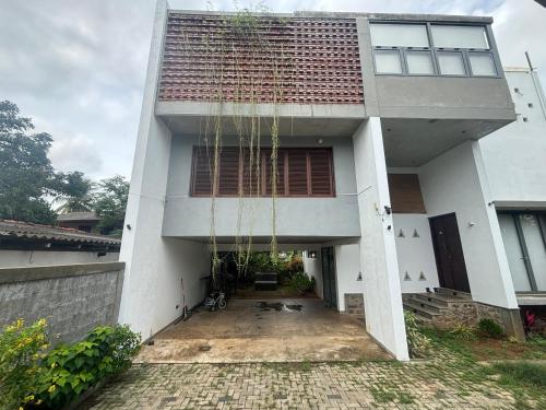 Bangunan di mana terletaknya vila ini