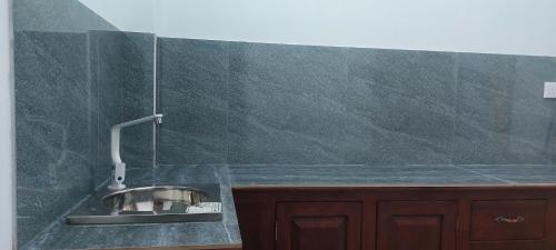 encimera de cocina con grifo y fregadero en Villa AP, en Hikkaduwa