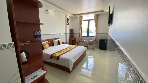 a hotel room with a bed and a window at HOMESTAY HOÀNG GIA Có HỒ BƠI in Cao Lãnh