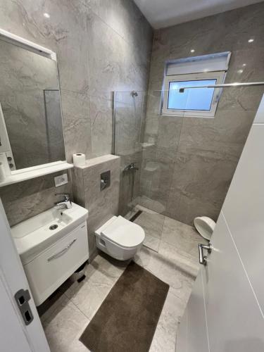 Un baño de Kurti Apartments