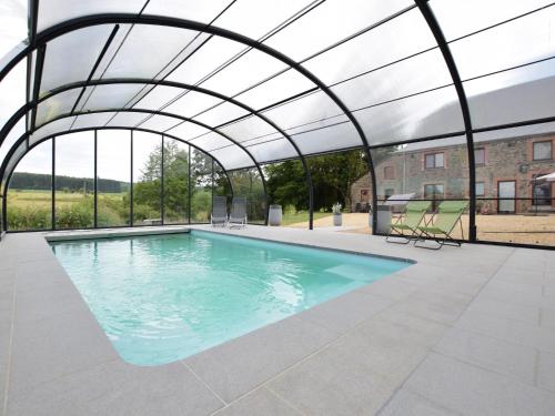 Πισίνα στο ή κοντά στο Cottage in Ardennes with Heated Pool