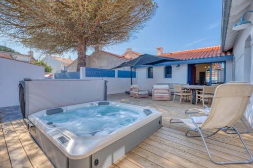 Villa Les Bains de Mer Spa Walk to Beach & Town Sleeps 6