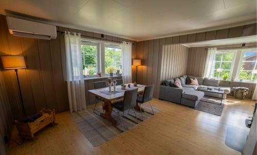 una sala de estar con una mesa y un sofá en Cozy house with free parking on the premises, en Ringebu