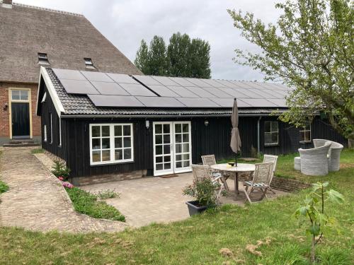 a house with solar panels on the roof at Romantische Bedstay de Volle Hand in Terwolde