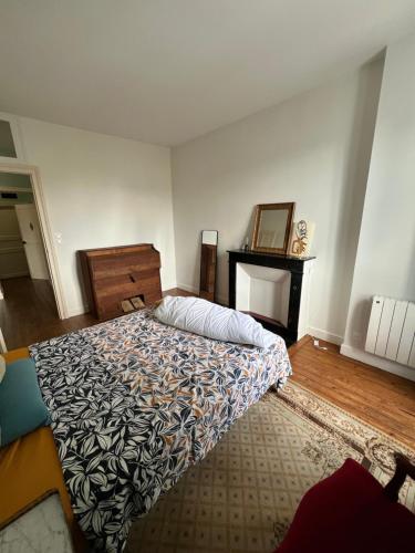 Ένα ή περισσότερα κρεβάτια σε δωμάτιο στο Chambre cosy chez l'habitant - cœur du village
