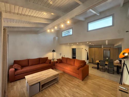 ein Wohnzimmer mit zwei Sofas und einem Tisch in der Unterkunft East Side of Acropolis in Athen