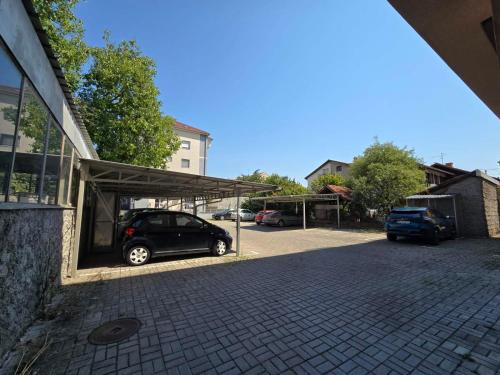 a car parked in a garage next to a building at Stan na dan Centar Čačak in Čačak