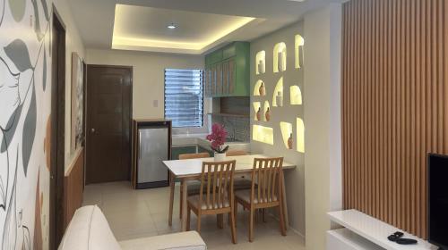 タリサイにあるMMaple Residences Talisayのキッチン(ダイニングルームテーブル、椅子付)