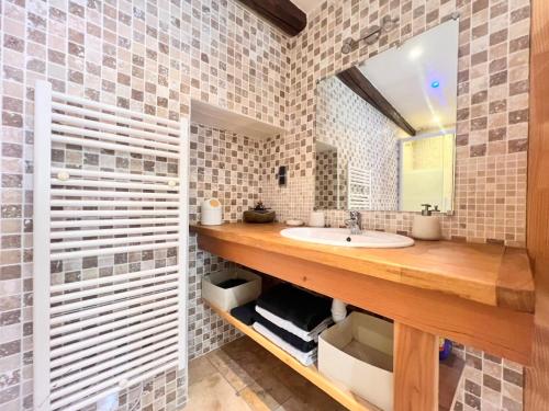 a bathroom with a sink and a mirror at Duplex au coeur d'Embrun in Embrun