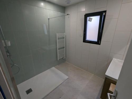Ένα μπάνιο στο New 3 bedroom villa with Spa