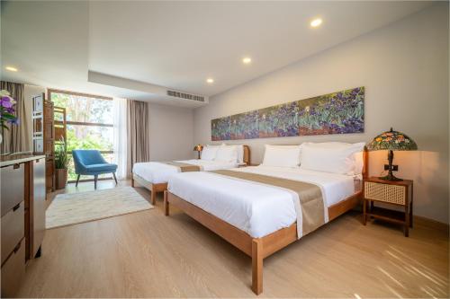 Postel nebo postele na pokoji v ubytování 市中心近海6卧奢华泳池别墅Alden Design Pool Villa