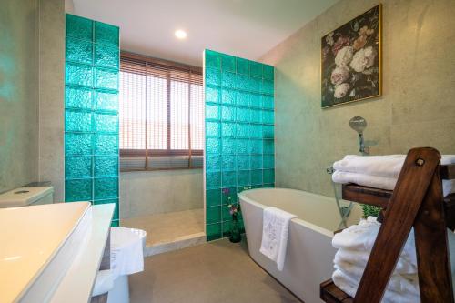 Koupelna v ubytování 市中心近海6卧奢华泳池别墅Alden Design Pool Villa