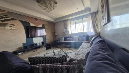 2P apartment, sea and pool في بوزنيقة: غرفة معيشة مع أريكة وطاولة