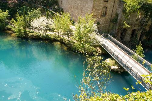 an aerial view of a pool of blue water at Il Principe di Stifone - Affitti Brevi Italia in Narni