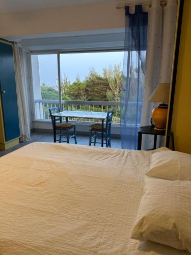 a bedroom with a bed and a table and chairs at Vacances au port in Saint Cyprien Plage