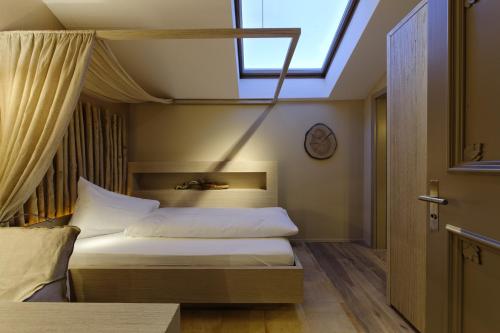Una cama o camas en una habitación de Seerose Resort & Spa