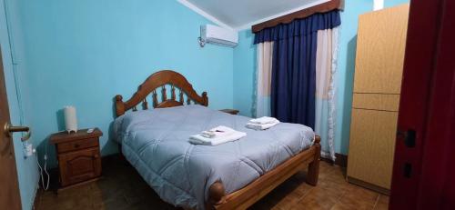 Un dormitorio con una cama con dos toallas encima. en MGC Fiambala, en Fiambala