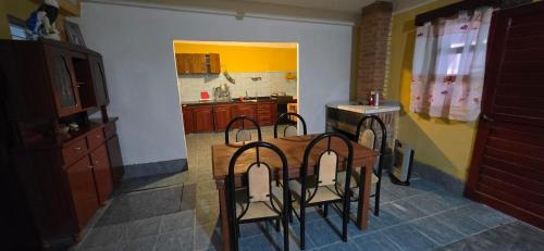 Una cocina con una mesa y sillas en una habitación. en MGC Fiambala, en Fiambala
