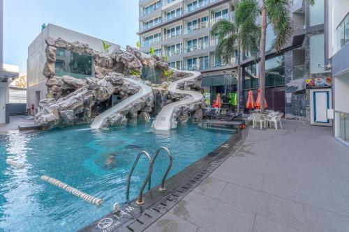 einer Wasserrutsche in der Mitte eines Gebäudes in der Unterkunft Vanko International Hotel Pattaya Central in Pattaya