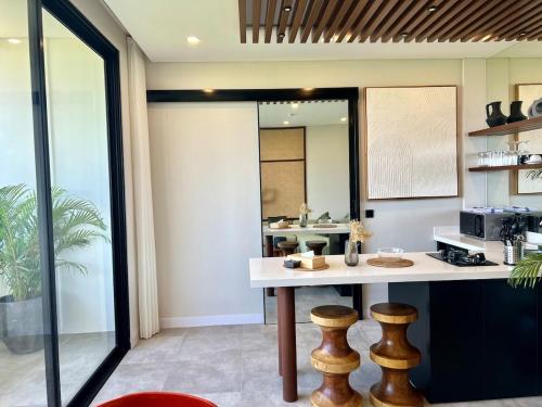 Η κουζίνα ή μικρή κουζίνα στο Luxury Seseh Suite - Rice field View