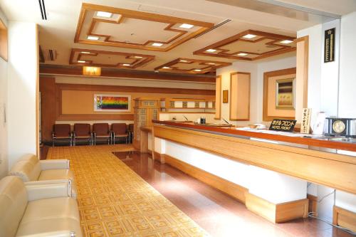 a bar in a waiting room with leather chairs at ホテルグランド東雲 in Tsukuba