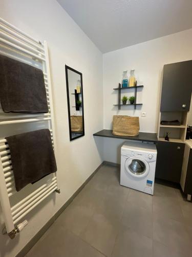 a laundry room with a washing machine and a window at Toulouse Coconing & Peaceful Apartment in Toulouse