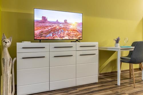 20th Residence One Bedroom Apartment - Private Parking Included