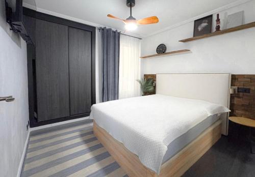 グアルダマル・デル・セグラにあるSeaside Apartment, 2 Bedrooms Guardamarの白いベッドと窓のある寝室