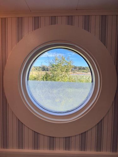a round window in a room with a round ceiling at Backstugan - litet hus med storslaget läge in Västra Frölunda