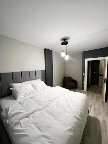 a large white bed in a bedroom with a ceiling at Pusula Ordu in Ordu