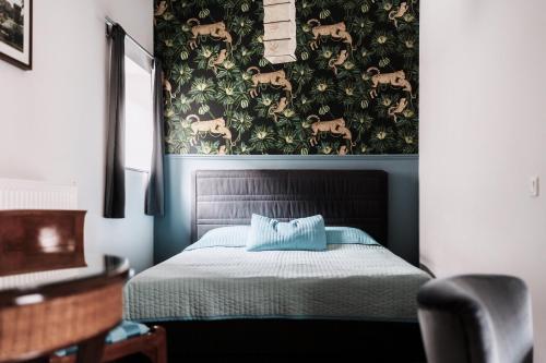 En eller flere senge i et værelse på Andrassy Garden Apartment in Center