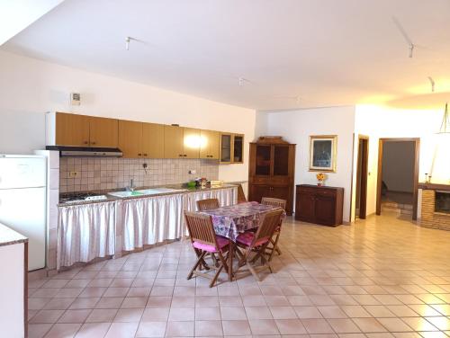 a kitchen with a table and chairs and a counter at Le Gemme in Gradoli