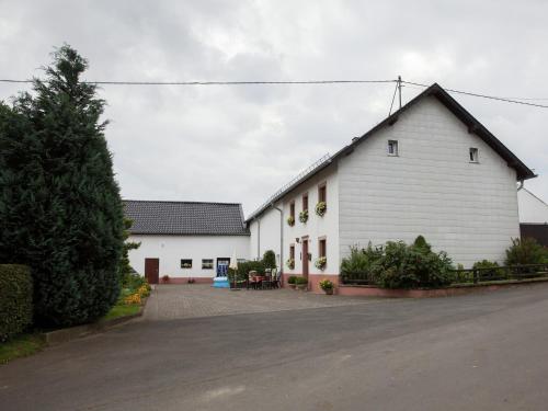 a white building with a black roof at Hontheim Farmhouse Retreat in Sellerich