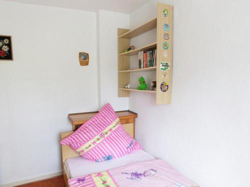 a room with a bed with pink pillows and a shelf at Hontheim Farmhouse Retreat in Sellerich