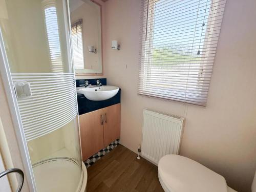 Ένα μπάνιο στο Lovely Caravan With Decking At Breydon Water In Norfolk Ref 10027Rp
