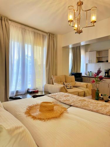 une chambre avec un grand lit et un salon dans l'établissement Yallo Residency, à Nairobi