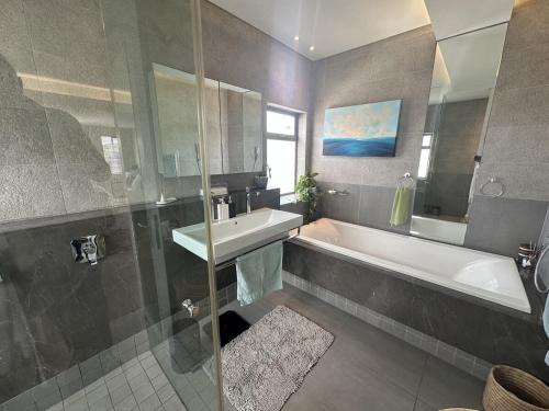 Koupelna v ubytování Sunset Links Golf Estate home, walk to Beach