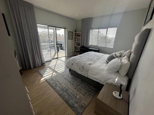 Postel nebo postele na pokoji v ubytování Sunset Links Golf Estate home, walk to Beach