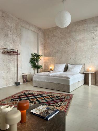 une chambre avec un grand lit et un tapis dans l'établissement Loft-style design apartment in the heart of Berlin, à Berlin
