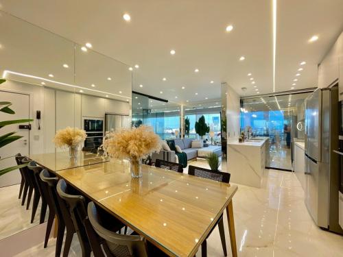 バルエリにあるLuxury apartment with an Alpha viewのテーブルと椅子のあるダイニングルームとリビングルーム