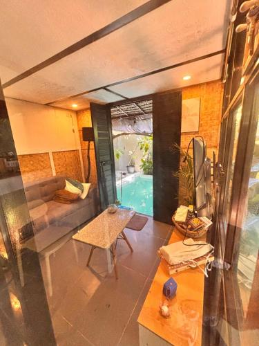 ein Wohnzimmer mit Sofa und Swimmingpool in der Unterkunft Kamia Tiny Rest House in Santa Rosa