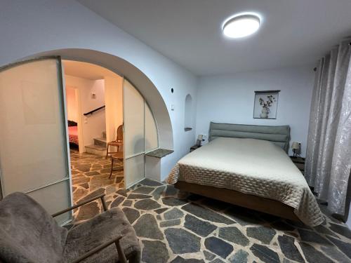 Ένα ή περισσότερα κρεβάτια σε δωμάτιο στο Seafront Portside Luxury Villa Retreat- 3 BD Family Stay, Steps to Town Center, Port & Swimming!