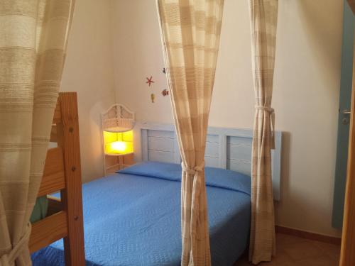 Poschodová posteľ alebo postele v izbe v ubytovaní Cortile Via San Simone Marettimo