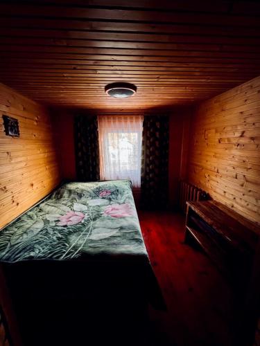 Ein Bett oder Betten in einem Zimmer der Unterkunft Магурчик