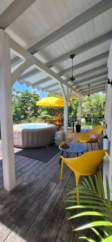 Χώρος καθιστικού στο Bungalow Ulutawu SPA Privatif