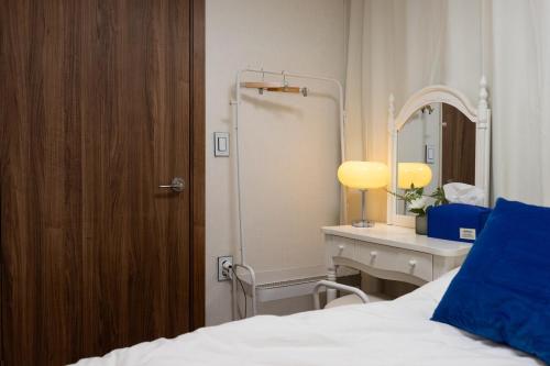 a bedroom with a bed and a vanity and a mirror at Air conditioner 4 people Line 2 Sillim Station Parking Outdoor table Seoul tour Gocheok Dome K-pop lovers' hideout in Seoul
