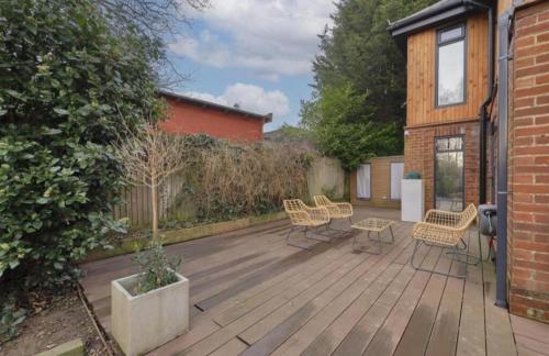 Κήπος έξω από το Modern Retreat in Kent Countryside