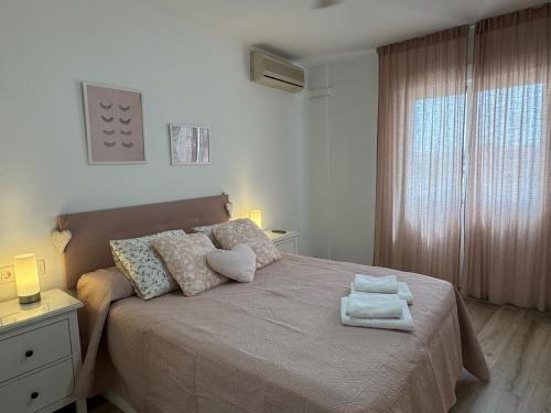 ein Schlafzimmer mit einem Bett, auf dem zwei Handtücher liegen in der Unterkunft Campo de la Verdad Home Luxury in Córdoba