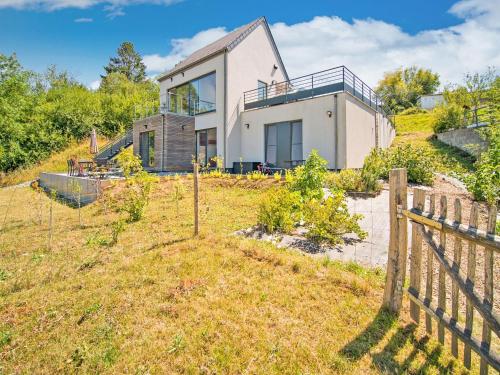 Un jardín fuera de Holiday home Viroinval for seven person